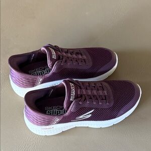 Women’s Skechers Go Walk Slip Ins. Size 6